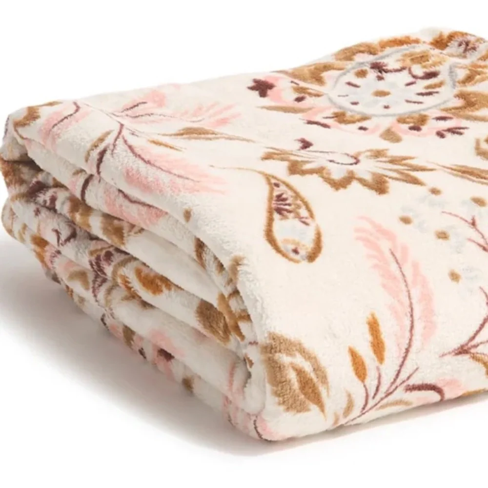 🌸 Vera Bradley NWT  50”x80 Throw